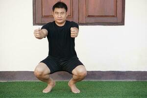 asiatique homme est Faire yoga exercice à maison. concept, santé se soucier, aptitude, en bonne santé mode de vie vivant . en bonne santé esprit dans une en bonne santé corps. photo