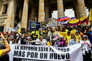 Bogota, Colombie, juin 2023, paisible manifestation marches contre le gouvernement de gustave petro appelé la marcha de la mairie photo