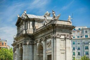 le célèbre puerta de alcala sur une magnifique ensoleillé journée dans Madrid ville. une inscription sur le fronton Roi carlos iii année 1778 photo