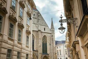 magnifique rue lampe et architecture de le innere stadt de Vienne photo