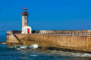 magnifique de bonne heure printemps journée à le historique felgueiras phare construit sur 1886 et situé à Douro rivière bouche dans porto ville photo