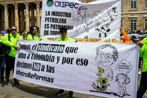 Bogota, Colombie, juin 2023, paisible manifestation marches contre le gouvernement de gustave petro appelé la marcha de la mairie photo