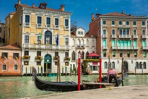 gondolier enrôlement le sien gondole à une magnifique canal dans Venise sur une ensoleillé de bonne heure printemps journée photo