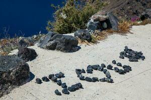 je l'amour vous signe fabriqué de rochers à le en marchant Piste nombre 9 entre le villes de fira et oia dans le Santorin île photo