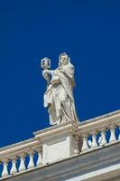 détail de le statues de saints cette couronne le colonnades de st. peter carré construit sur 1667 sur le Vatican ville photo