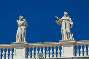 détail de le statues de saints cette couronne le colonnades de st. peter carré construit sur 1667 sur le Vatican ville photo