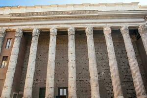 le survivant côté colonnade de le temple de hadrien dans Rome photo