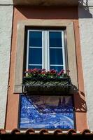 magnifique fenêtre décoré avec traditionnel Portugais azulejos photo