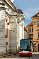 tram et le magnifique architecture à Prague vieux ville photo