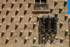 détail de le les fenêtres de le historique maison de le coquilles construit dans 1517 par rodrigo airs de maldonné Chevalier de le commande de Santiago de compostelle dans Salamanque, Espagne photo