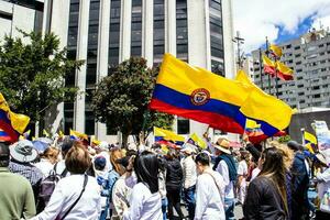 Bogota, Colombie, juin 2023, paisible manifestation marches contre le gouvernement de gustave petro appelé la marcha de la mairie photo