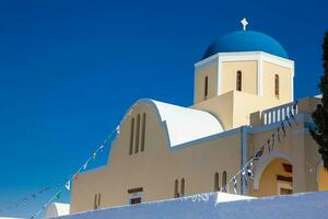 traditionnel architecture de le des églises de le oia ville dans Santorin île photo