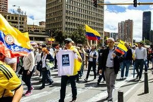 Bogota, Colombie, juin 2023, paisible manifestation marches contre le gouvernement de gustave petro appelé la marcha de la mairie photo