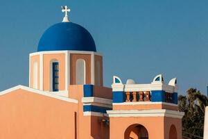 traditionnel architecture de le des églises de le oia ville dans Santorin île photo