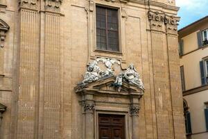 détails de le façade de le complexe de san firenze une magnifique 17e siècle baroque style bâtiment dans Florence photo