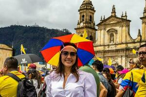 Bogota, Colombie, juin 2023, paisible manifestation marches contre le gouvernement de gustave petro appelé la marcha de la mairie photo