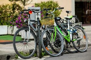 garé Vélos à le magnifique des rues de pise photo