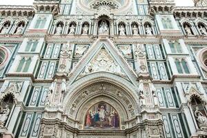 détail de le façade de le magnifique Florence cathédrale consacré dans 1436 photo