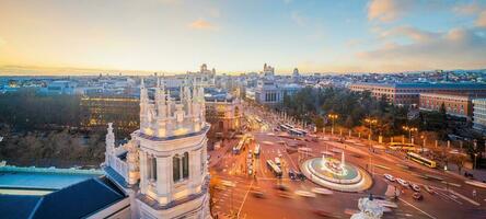 l'Espagne métropole à coucher de soleil, montrant le Madrid horizon photo