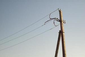 vieux pylône électrique en bois vue contre le ciel photo