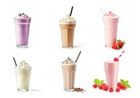ensemble de milkshakes - myrtille, caramel, fraise, vanille, chocolat, framboise isolé sur blanc Contexte photo