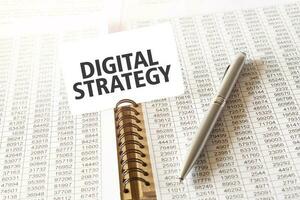 texte numérique stratégie sur papier carte, stylo, financier Documentation sur table photo