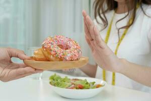 svelte corps asiatique femmes choisir embrouiller Donut, suivre un régime femelle choisir méthode pour régime. bien en bonne santé aliments. poids perdre, équilibre, contrôle, réduire graisse, faible calories, routines, exercer, corps forme. photo