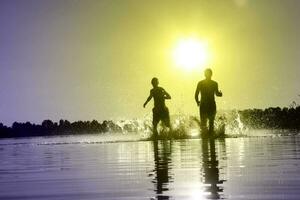 groupe d'amis s'amusant sur la plage. photo