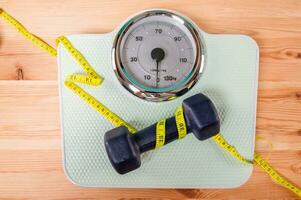 échelle pour mesure poids après exercice dans le Gym photo