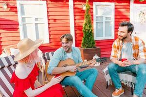 copains avoir une pique-nique et jouer avec guitare photo