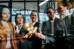 travail en équipe et réflexion concept avec les hommes d'affaires cette partager un idée avec une lampe photo