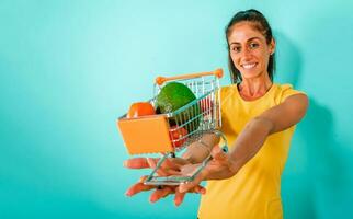 content femme fabriqué un en bonne santé achats de fruit photo