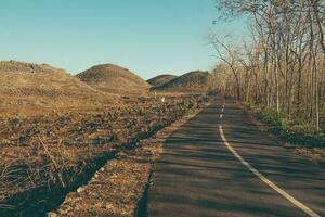 une marron route dans Indonésie photo