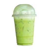 glacé matcha vert thé avec condensé Lait dans transparent Plastique verre isolé sur blanc Contexte avec coupure chemin. photo