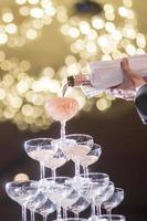Rangées de verres à champagne en fête de mariage photo