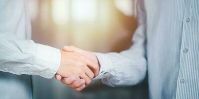 hommes d'affaires se serrant la main pour indiquer un accord commercial, gestion réussie des contrats de l'entreprise, signature d'un accord, partenaire commercial, nouvelles opportunités pour l'avenir de l'industrie, coentreprise photo