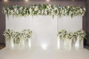 toile de fond de mariage avec décoration de fleurs et de mariage photo