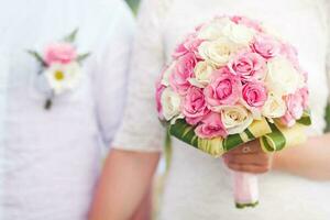 magnifique nouvellement marié couple. voyage de noces et mariage concept photo