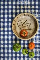 vert et rouge tomates sur le table photo