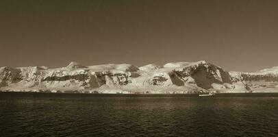 mer et montagnes paysage dans Antarctique photo