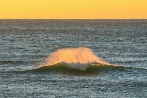 vagues dans le océan, Patagonie, Argentine photo