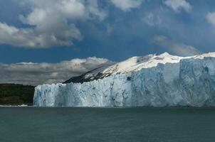 glacier et des nuages dans patagonie, Père Noël cruz province, Argentine. photo