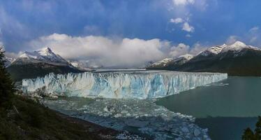 glacier et des nuages dans patagonie, Père Noël cruz province, Argentine. photo