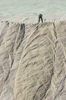 ouvrier pelleter masse sel, salines grandes de hidalgo, la pampa, Argentine. photo