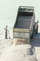 camions déchargement brut sel en gros, salines grandes de hidalgo, la pampa, Argentine. photo