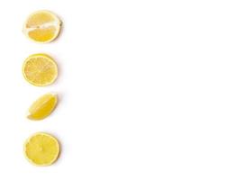 tranches de citron isolées sur blanc, avec espace de copie photo