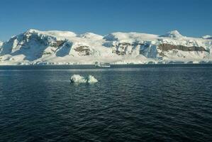 mer et montagnes paysage dans Antarctique photo