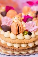 détails d'un gâteau de pâques - gâteau à la vanille décoré de macarons et de fleurs