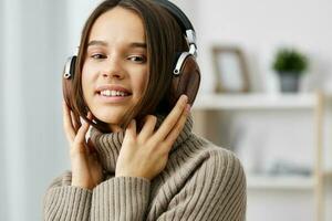 caucasien femme écouteurs écouteurs étudiant maison la musique Accueil intérieur content Jeune photo