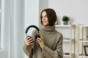 étudiant femme femelle intérieur caucasien content Jeune la musique écouteurs écouteurs Accueil photo